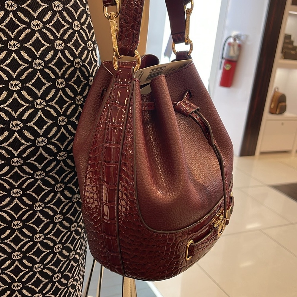 MICHAEL KORS 
Reed Medium Pebbled Leather Belted Bucket Messenger Satchel Crossb - Picture 16 of 16